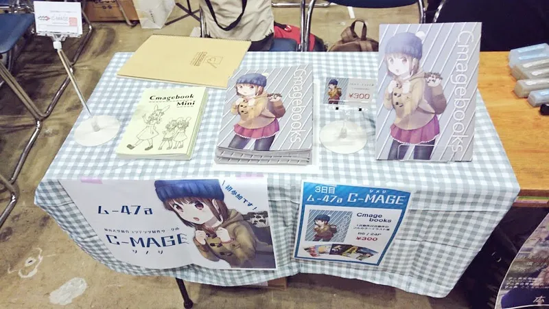 机の上に同人誌が置かれている写真